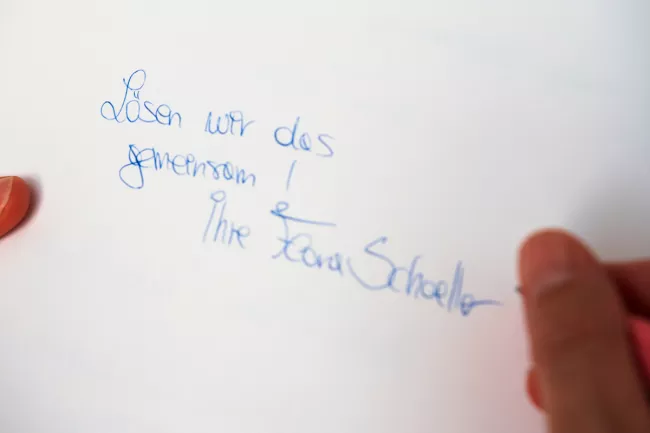 Handgeschriebener Text: Lösen wir das gemeinsam! Flora Schoeller