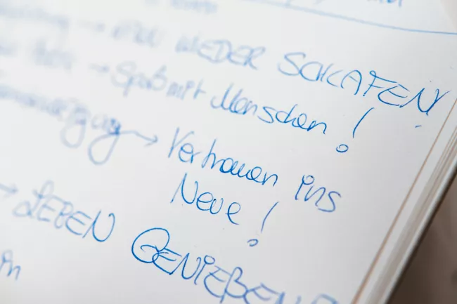 Handgeschriebene Notiz: Vertrauen ins Neue